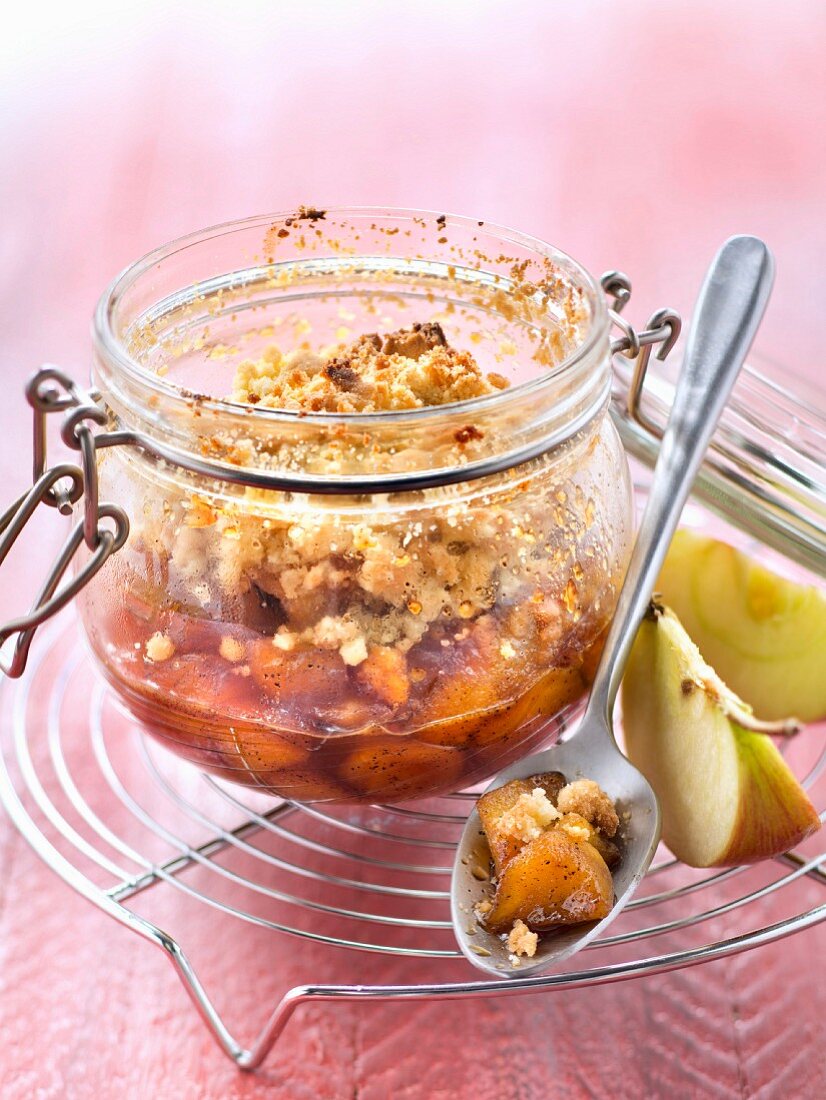 Apfel-Crumble im Glas