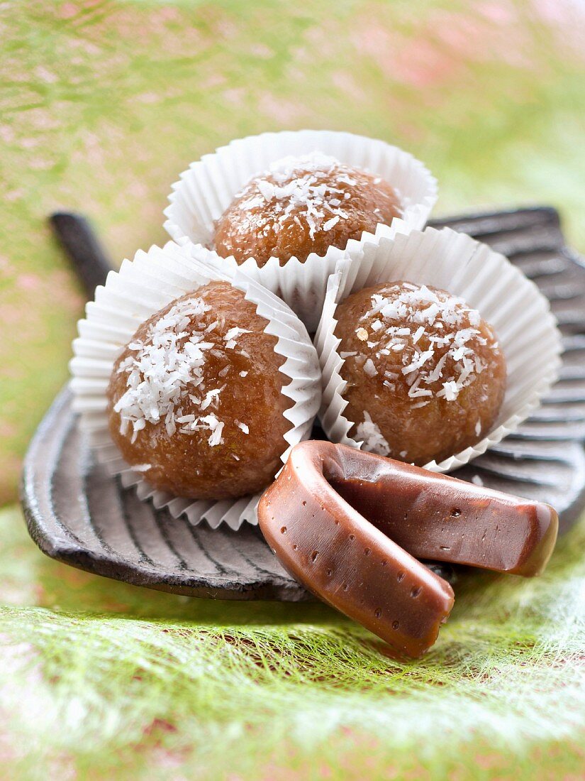 Häppchen aus Carambar-Kaubonbon mit Kokosraspeln