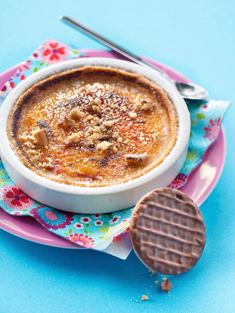 Crème brûlée mit Granola-Keks