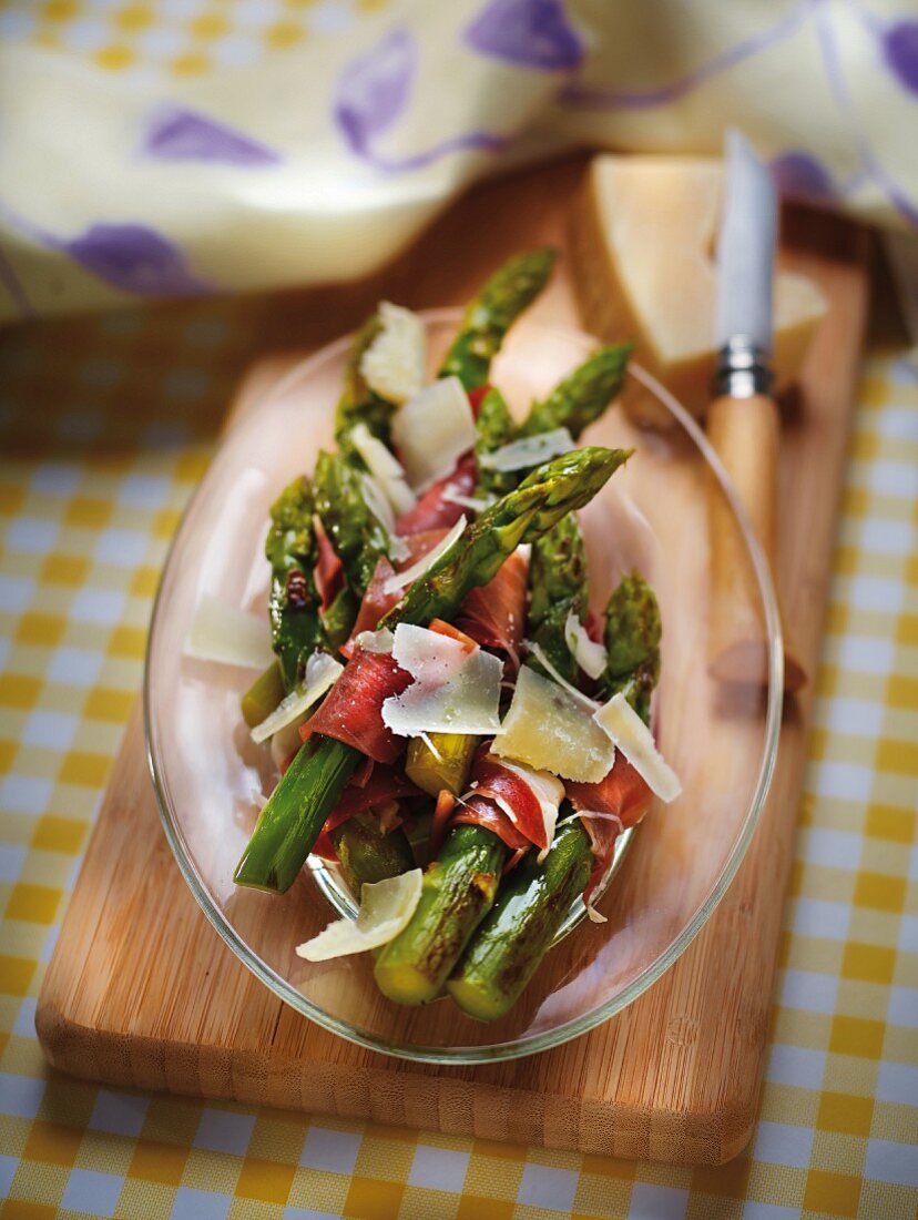Salat mit gegrilltem grünen Spargel, Parmesan und Rohschinken
