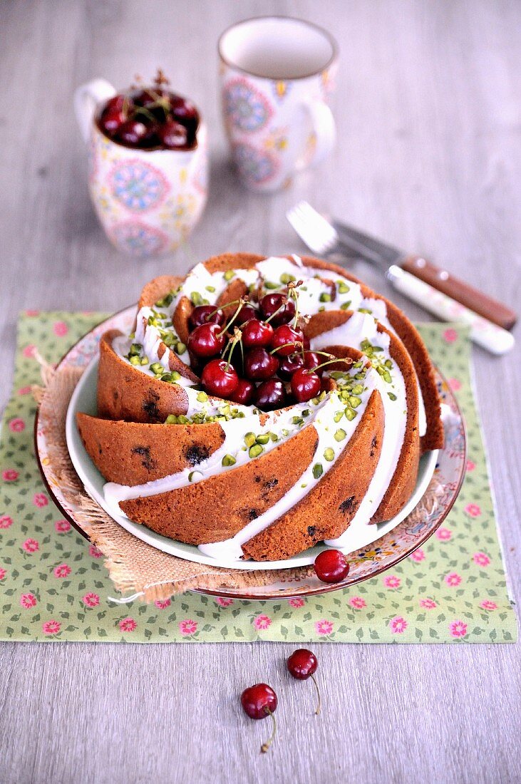 Bundt Cake (Gugelhupf aus den USA) mit Kirschen und Pistazien