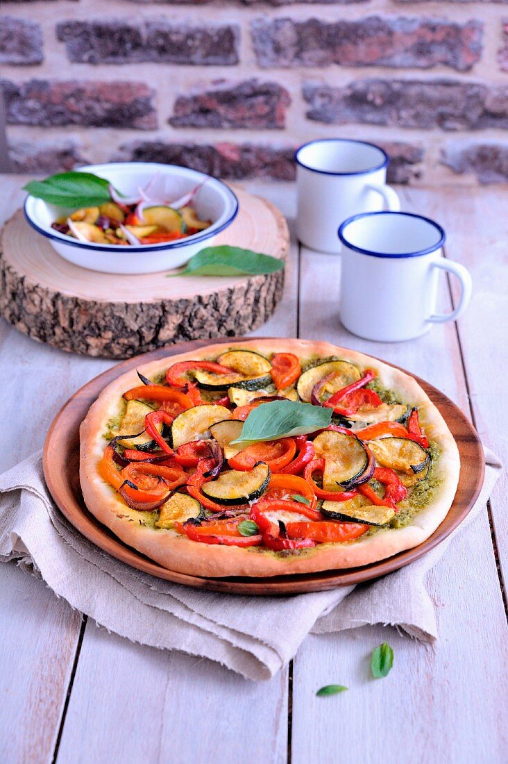 Orientalische Pizza mit gebratenem Gemüse