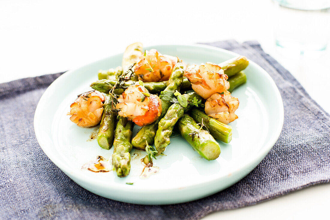 Pan-fried green asparagus with scallops