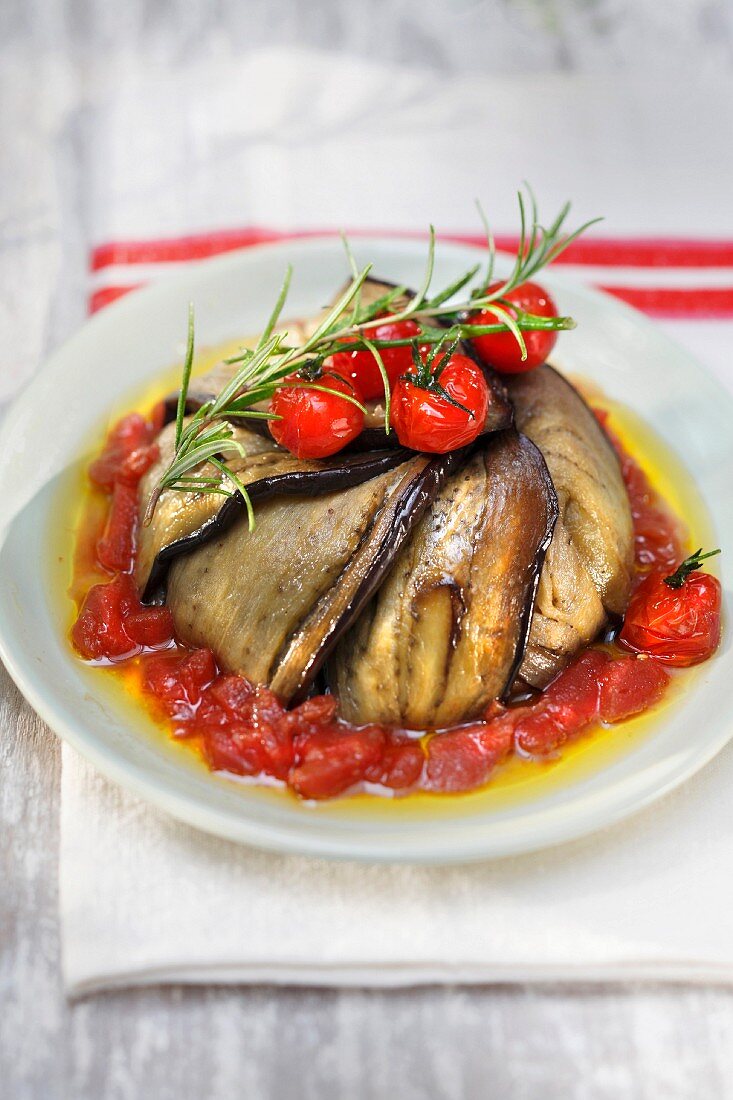 Papeton d'aubergines (Gebackene Auberginen mit Ei, Avignon) auf Tomaten-Concassée