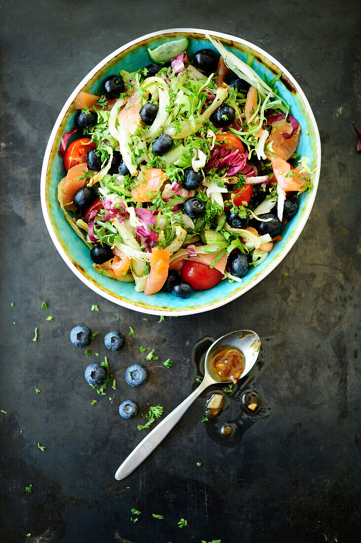 Salat mit Heidelbeeren, Fenchel und Räucherlachs