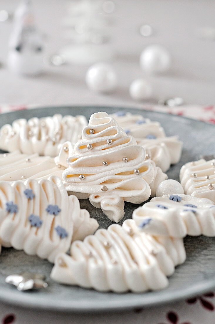 Meringues in the shape of a Christmas tree