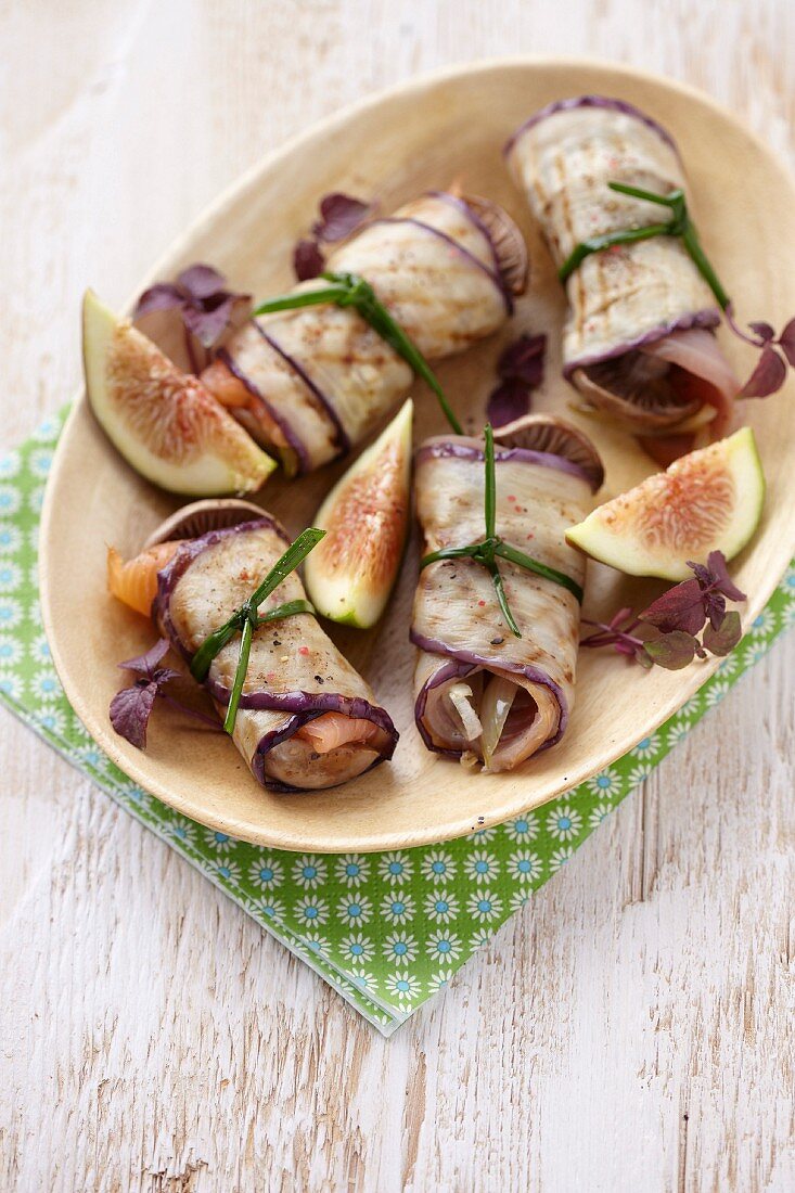 Auberginenröllchen mit geräuchertem Fisch, violetten Rötelritterlingen, Zwiebeln und Feigen