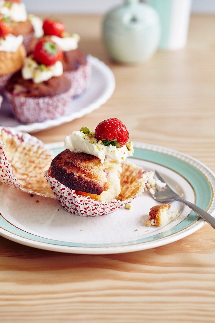 Muffins with cream cheese and strawberries