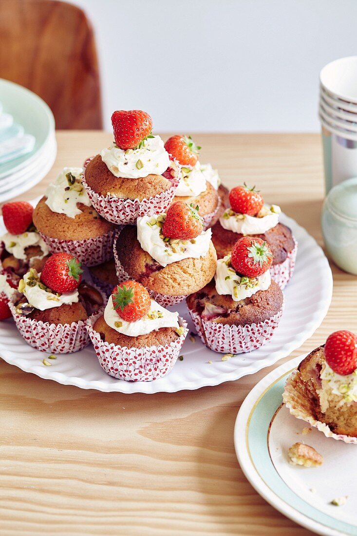 Muffins with cream cheese and strawberries