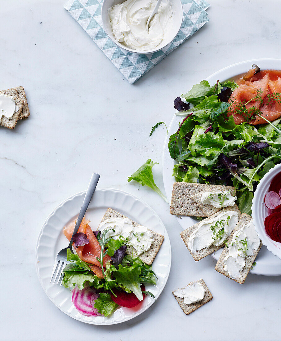 Gemischter Blattsalat mit Räucherlachs und Frischkäse-Crackern