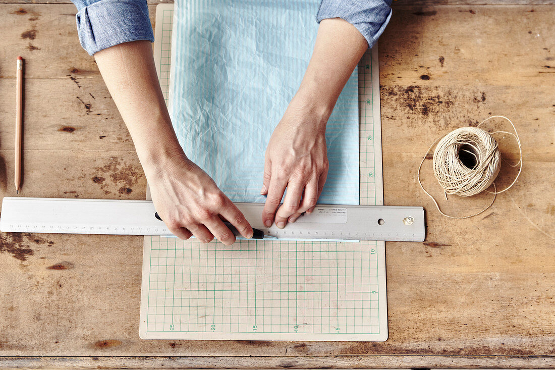 Seidenpapiergirlande selbermachen: Papierstreifen mit einem Cutter abschneiden