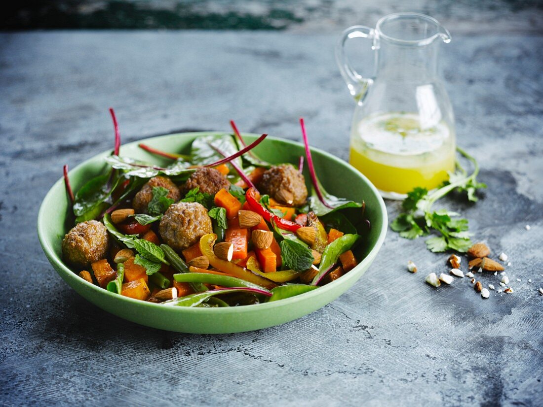 Salat mit Karotten, Paprika, Fleischbällchen, Mandeln, Orange und Koriander