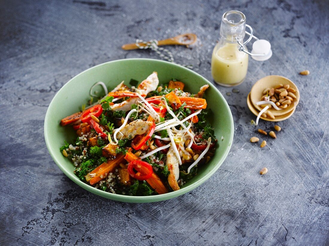 Salat mit Quinoa, Grünkohl, Karotten, Chili und Hähnchenbrust