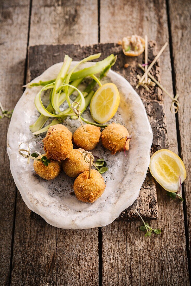 Putenkroketten mit Spargel