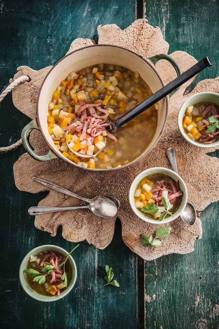 Minestrone vom Urgemüse mit Putenfleisch