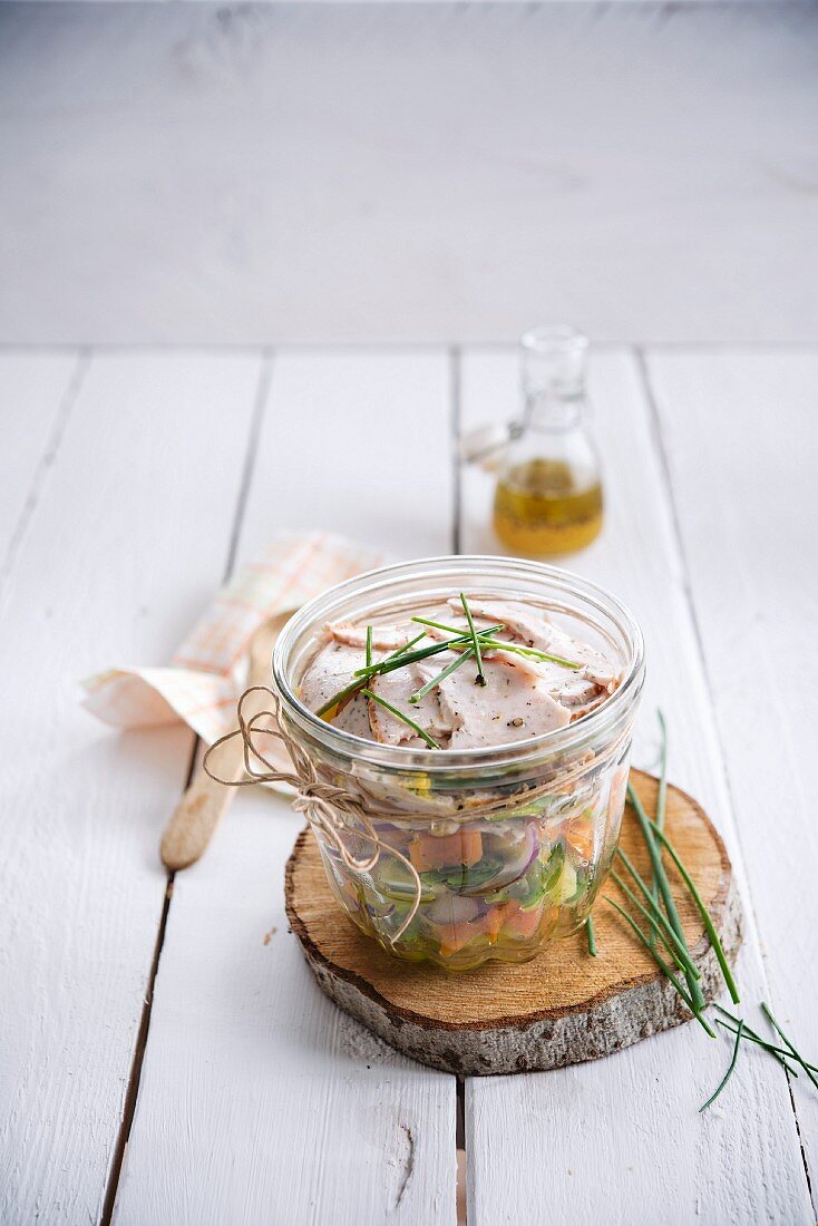 Kartoffelsalat mit Putenfleisch im Weckglas