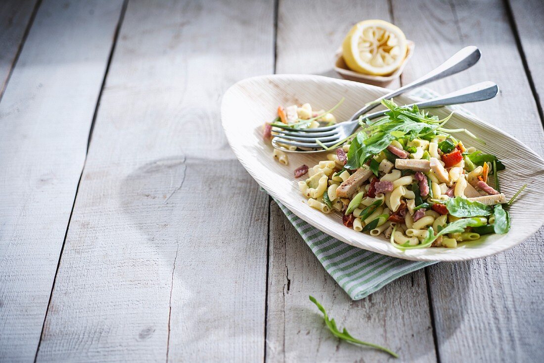 Nudelsalat mit Hähnchenfilet und geräuchertem Putenfleisch