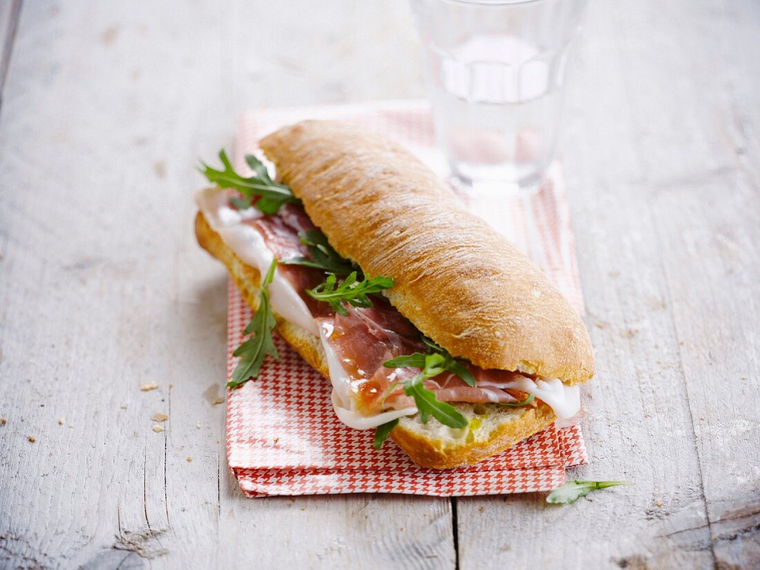Ciabatta-Sandwich mit italienischem Räucherschinken und Rucola