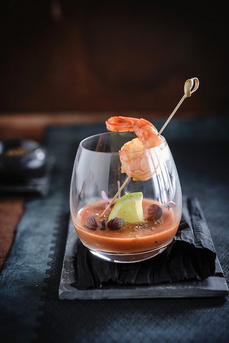 Tomaten-Gazpacho mit flambiertem Scampi