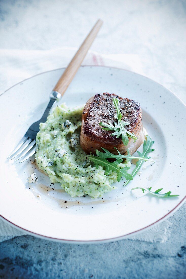 Tournedos und Kartoffelpüree mit Rucola und Blauschimmelkäse