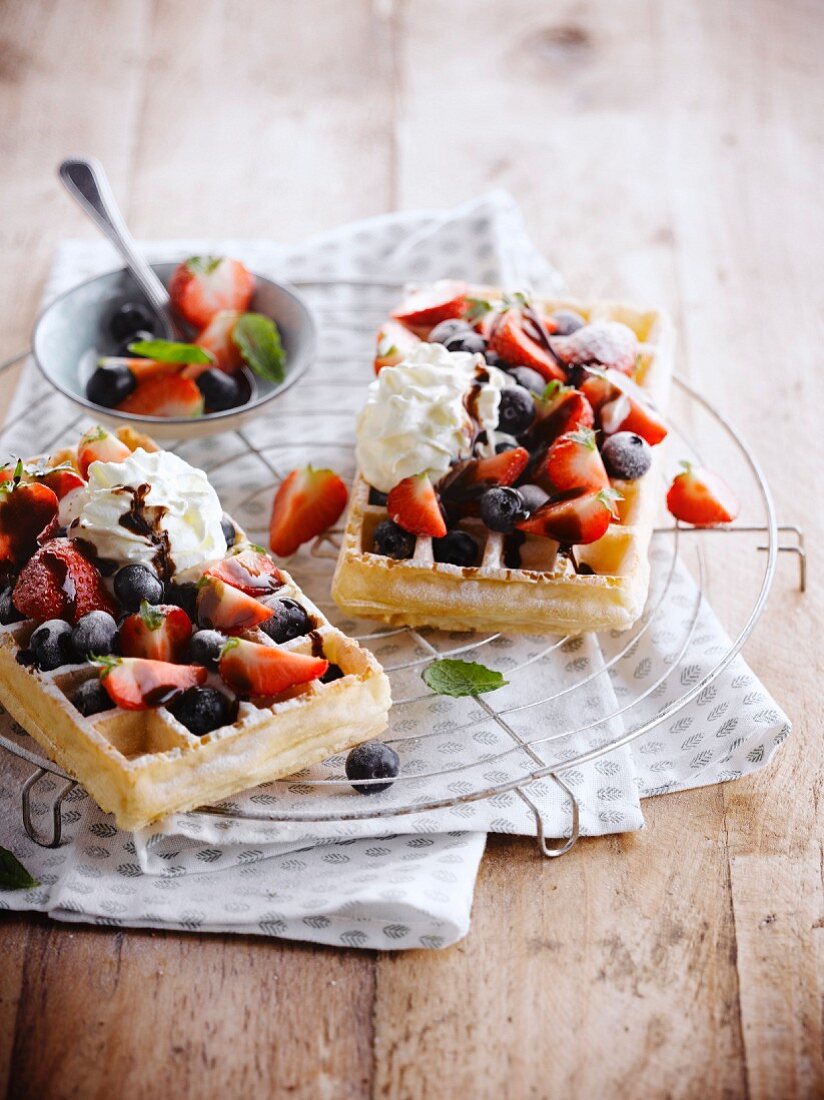 Brüsseler Waffeln mit roten Beeren und Sahne