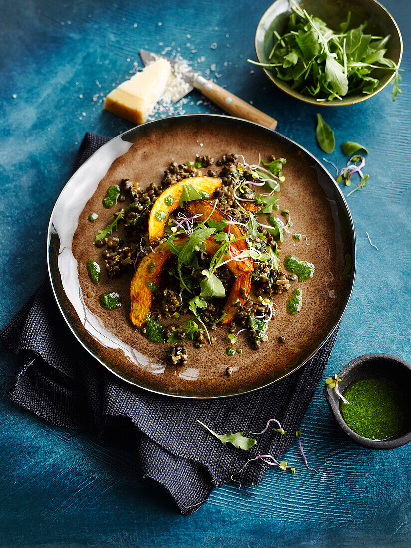 Linsensalat mit gegrilltem Kürbis an grüner Vinaigrette