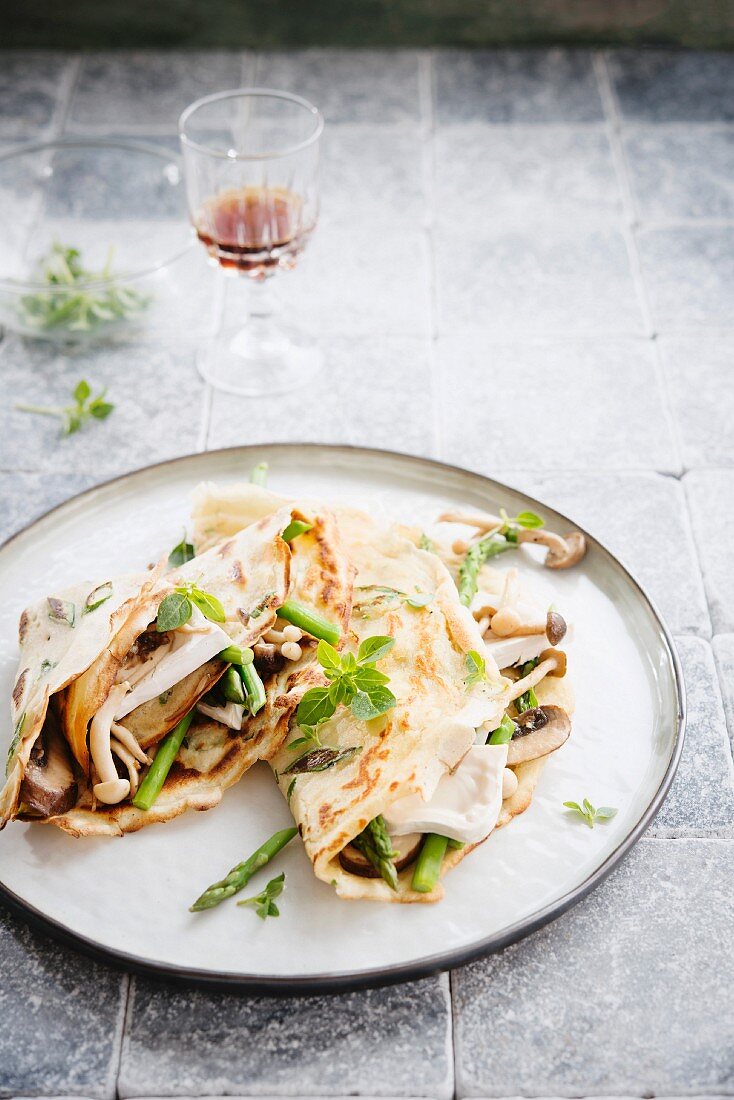 Crepe with goat cheese, green asparagus and mushrooms