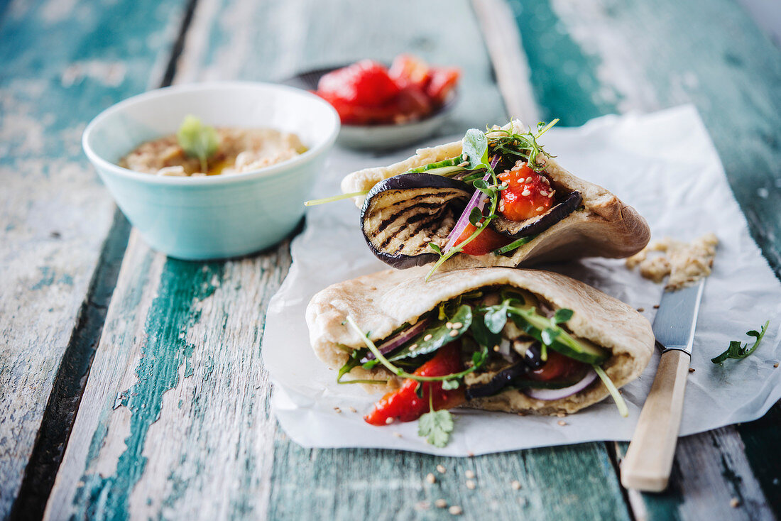 Pita-Sandwich mit Aubergine roter Paprika und Hummus