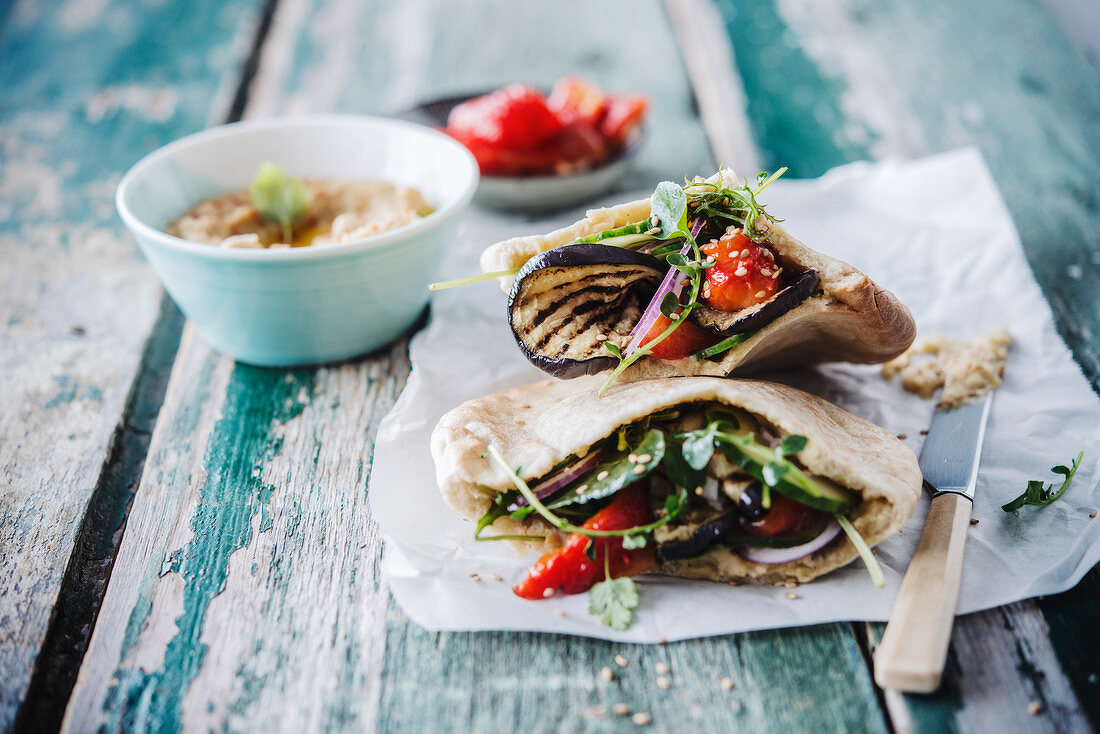 Pita sandwich with aubergine, red pepper and hummus