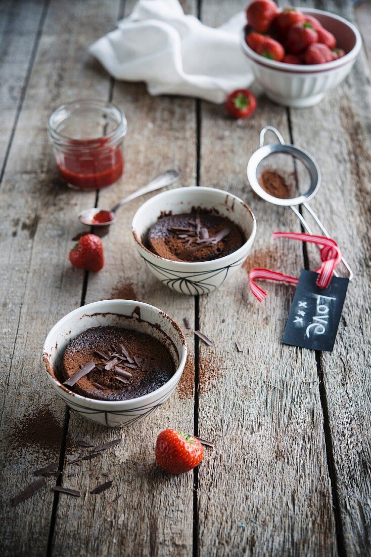 Schokoladen-Mug Cake mit Himbeer-Coulis