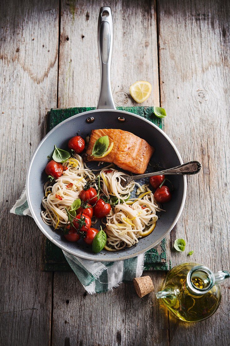 Salmon and spaghetti with lemon, tomatoes and basil