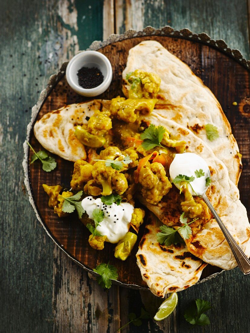 Blumenkohl-Karotten-Curry auf Naan-Brot