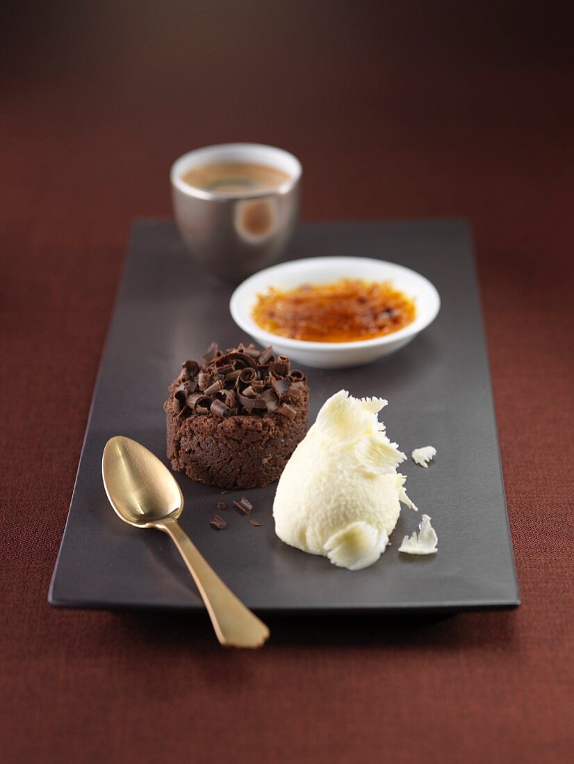 Schokoladendesserts und Crème brûlée mit Butternuss-Kürbismark