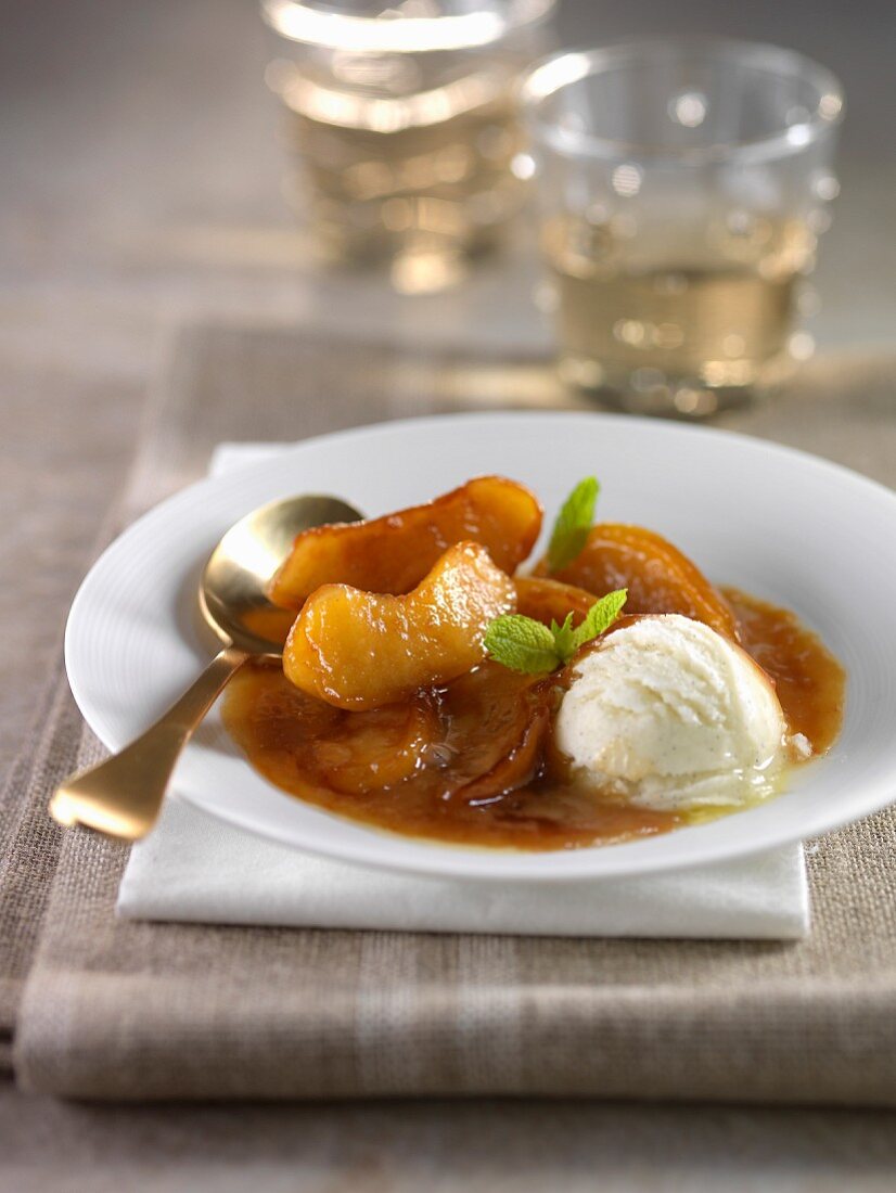 Karamellisierte Äpfel mit Calvados, cremige Sauce mit Vanille und Kugel Vanilleeis