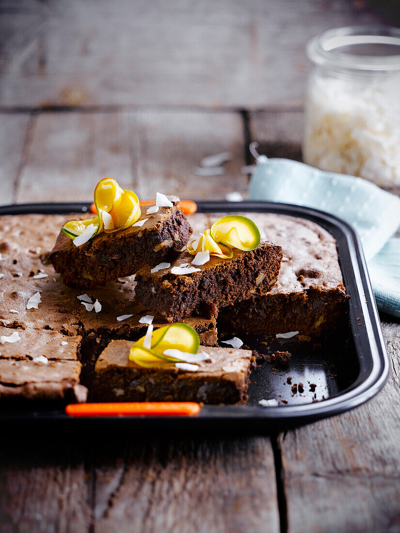 Brownie mit getrockneten Kokoschips und Mangoscheiben