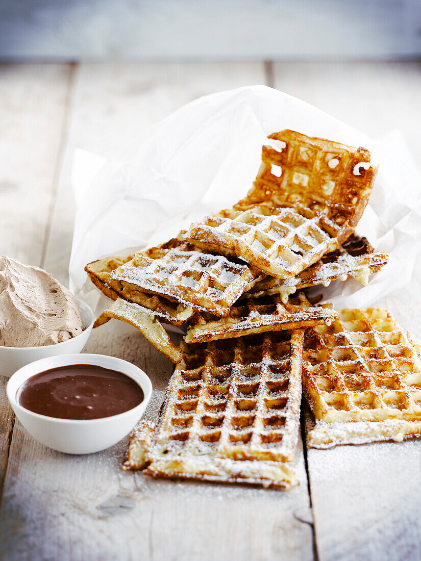 Belgische Waffeln mit Schokoladensauce