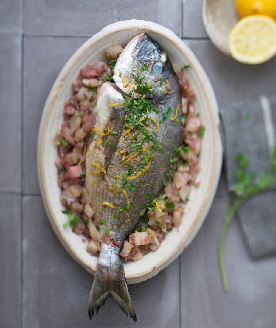 Goldbrassen-Tajine mit Zwiebeln und Fenchel