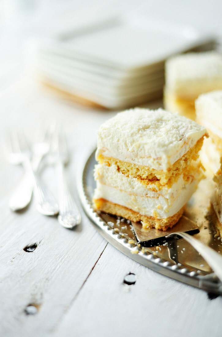 Ein Stück Baiser-Kokos-Kuchen