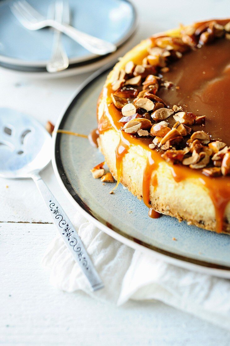 Caramel cheesecake with almonds