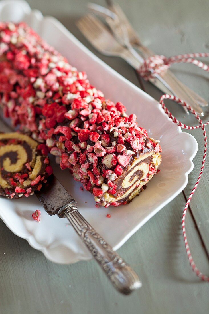 Two-flavored rolled sponge cake coated with crushed pink pralines