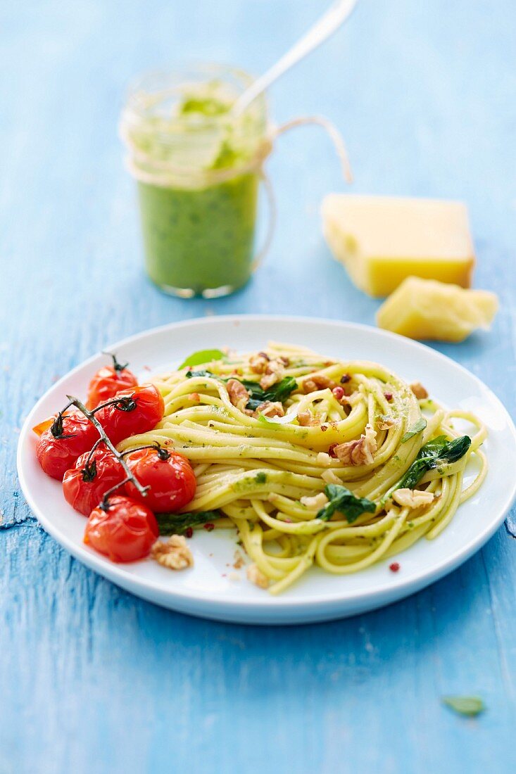 Spaghetti mit Kirschtomaten, Basilikum, Walnüssen und Pesto