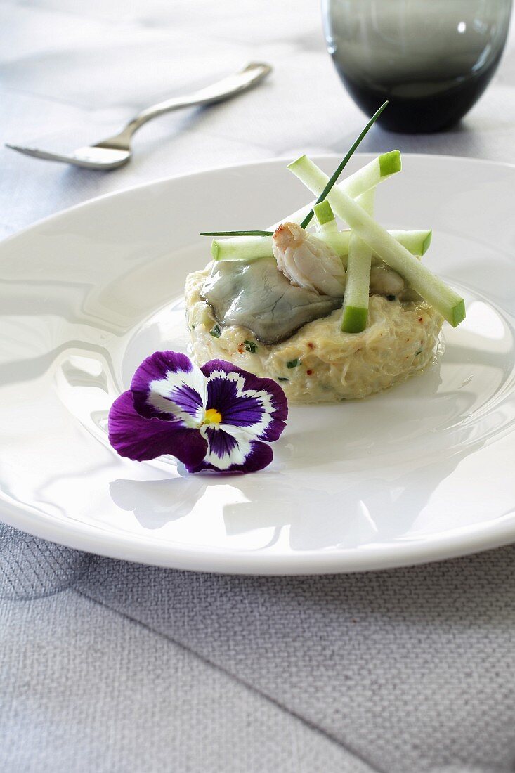 Crab meat and Marenne d'Oléron oyster duo timbale,Granny Smith apple and avocado