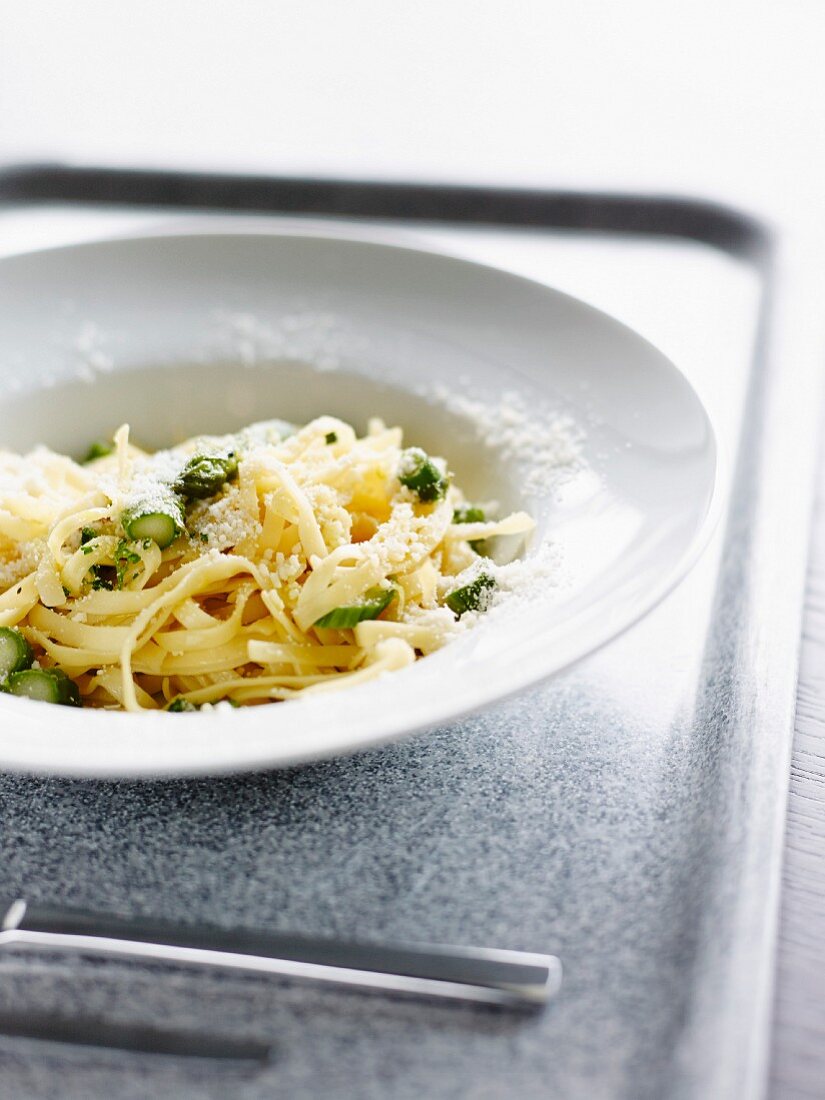 Fettucelle mit grünem Spargel und Parmesan