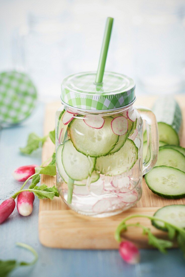 Detox-Wasser mit Gurke und Rettich