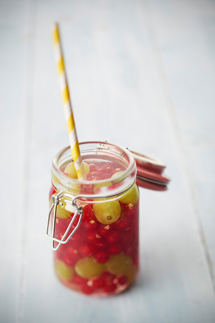 Detox-Wasser mit Stachelbeeren und Johannisbeeren (vegan)