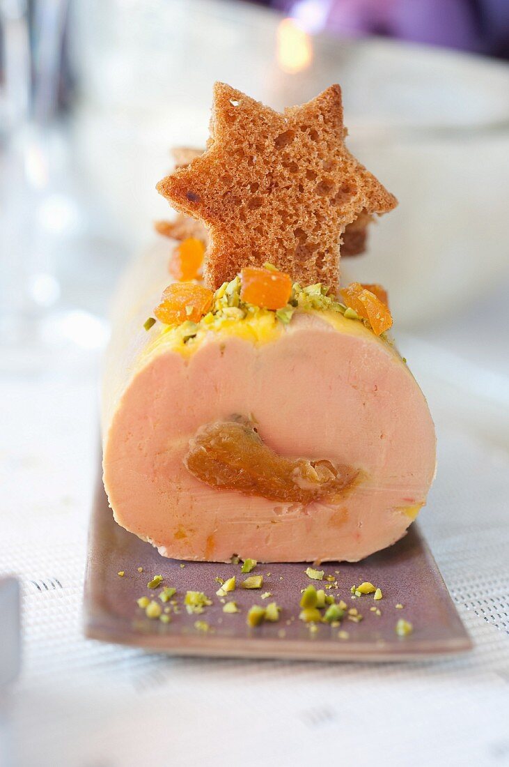 Bloc of half-cooked apricot and pistachio foie gras,gingerbread stars