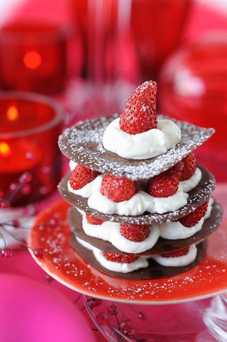 Millefeuille aus Schokohippengebäck mit Schlagsahne und frischen Himbeeren