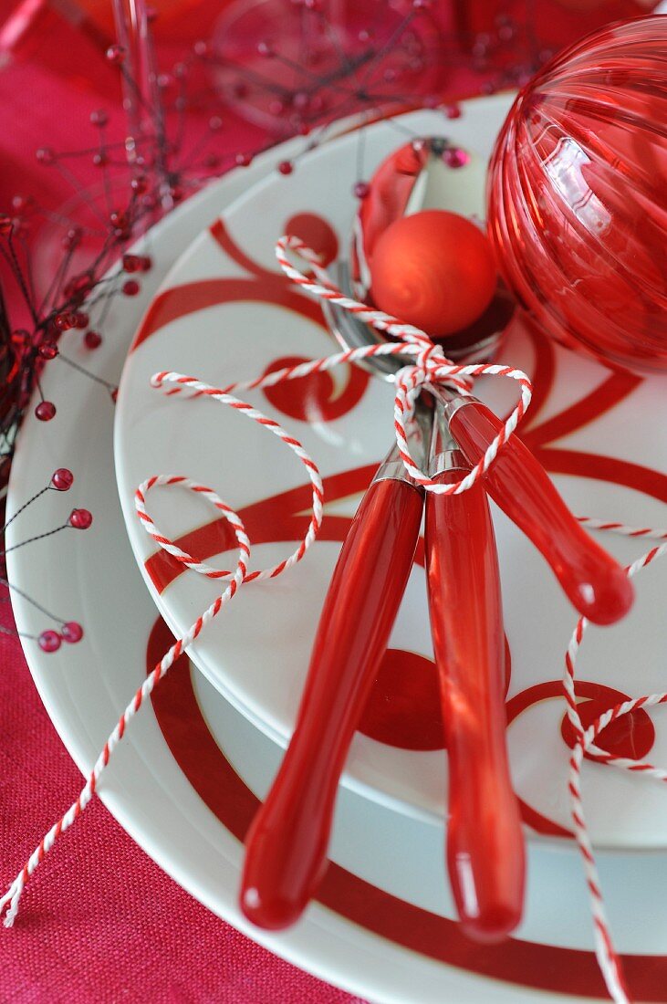 Red dishes,cutlery and table decorations
