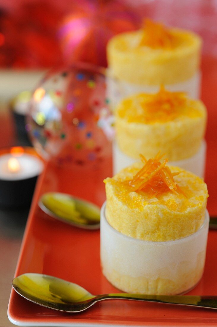 Kleine Eissoufflés mit Klementinen und Mango