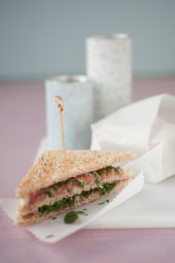 Clubsandwich mit Parmaschinken, Hummus, Petersilie und Minze